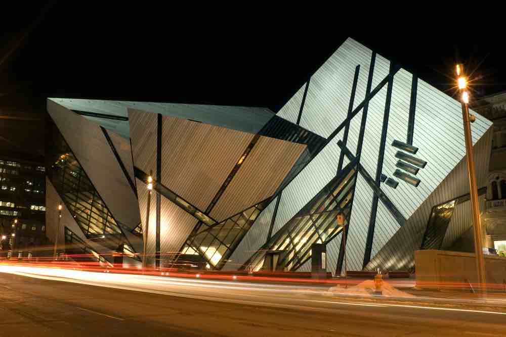 Het Royal Ontario Museum in de avond
